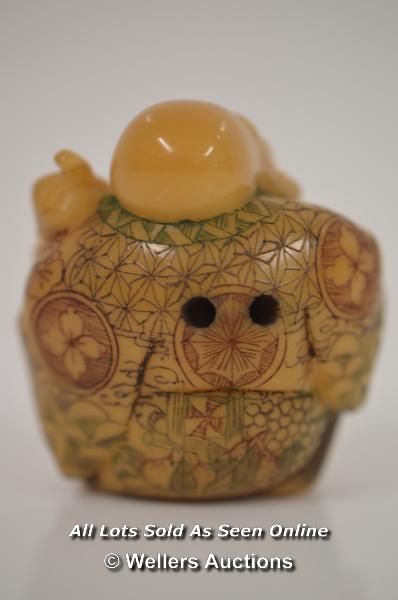 *HAND CARVED VEGETABLE IVORY TAGUA NUT BOXED / 3.3CM HIGH [LQD197] - Image 2 of 4