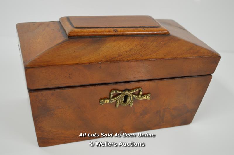 *VICTORIAN FLAME MAHOGANY TEA CADDY / 20 X 12 X 11CM. WITHOUT LIDS AND KEY [LQD197]