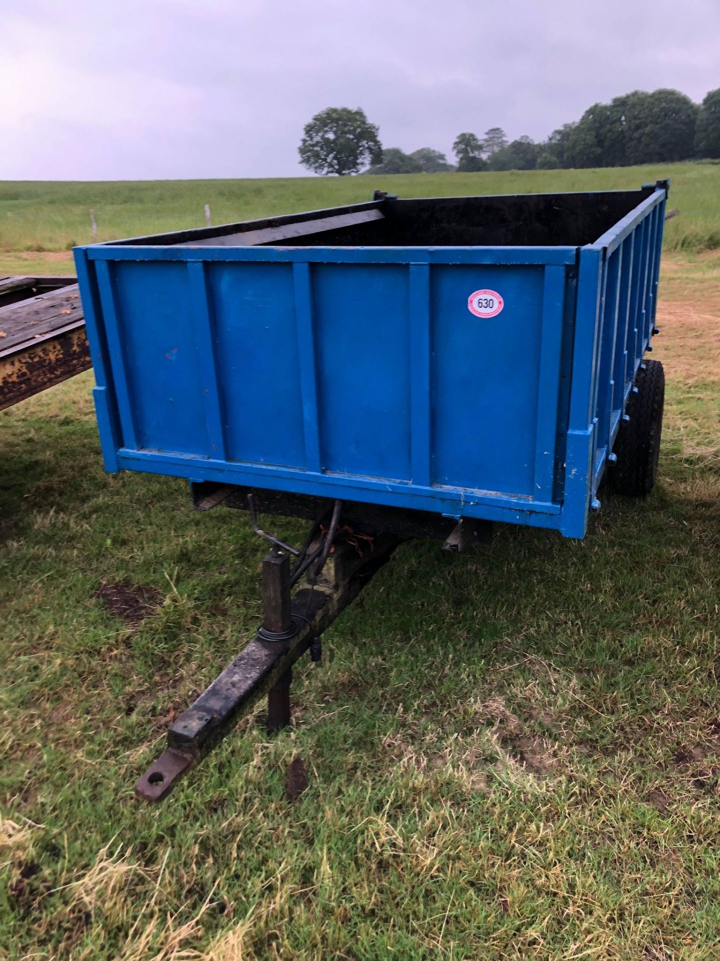 TIPPING TRAILER, HIGH SIDES AND HEAVY DUTY METAL FLOOR