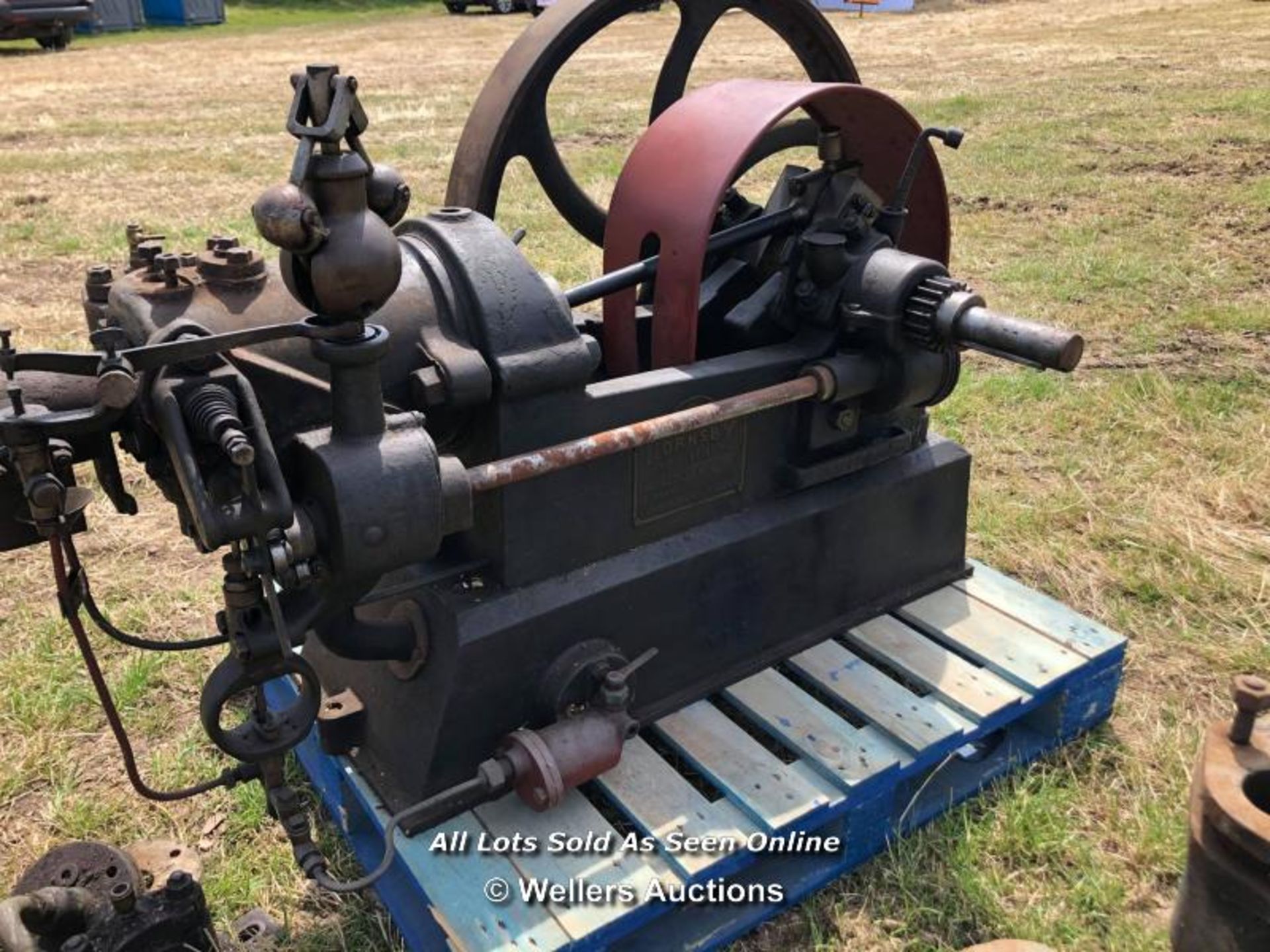 VINTAGE HORNSBY STATIONARY ENGINE WITH PARTS - Image 2 of 8