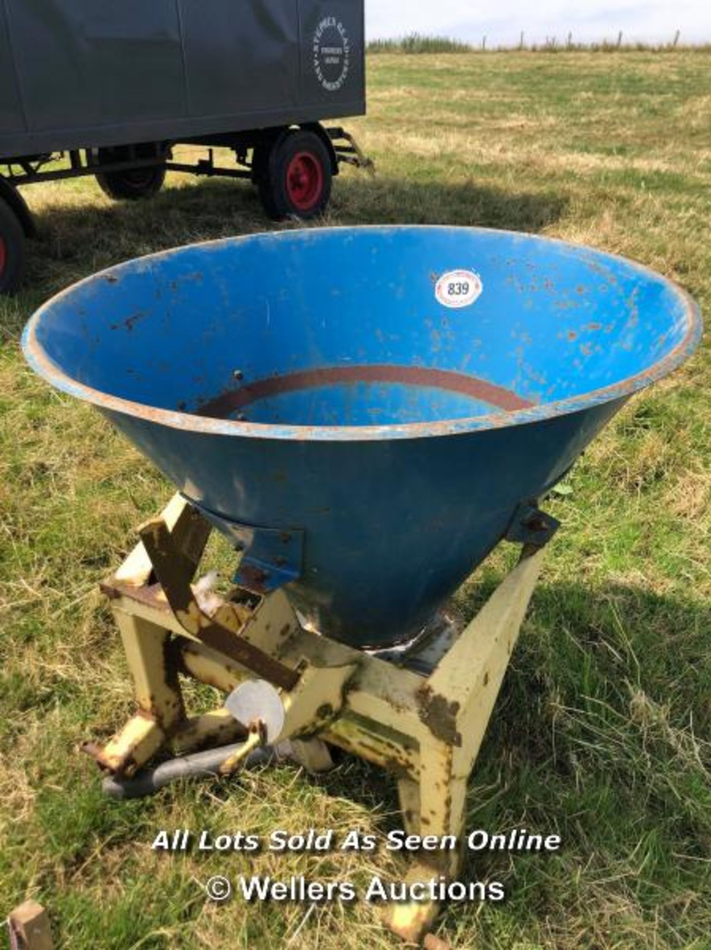 FERTILISER SPREADER