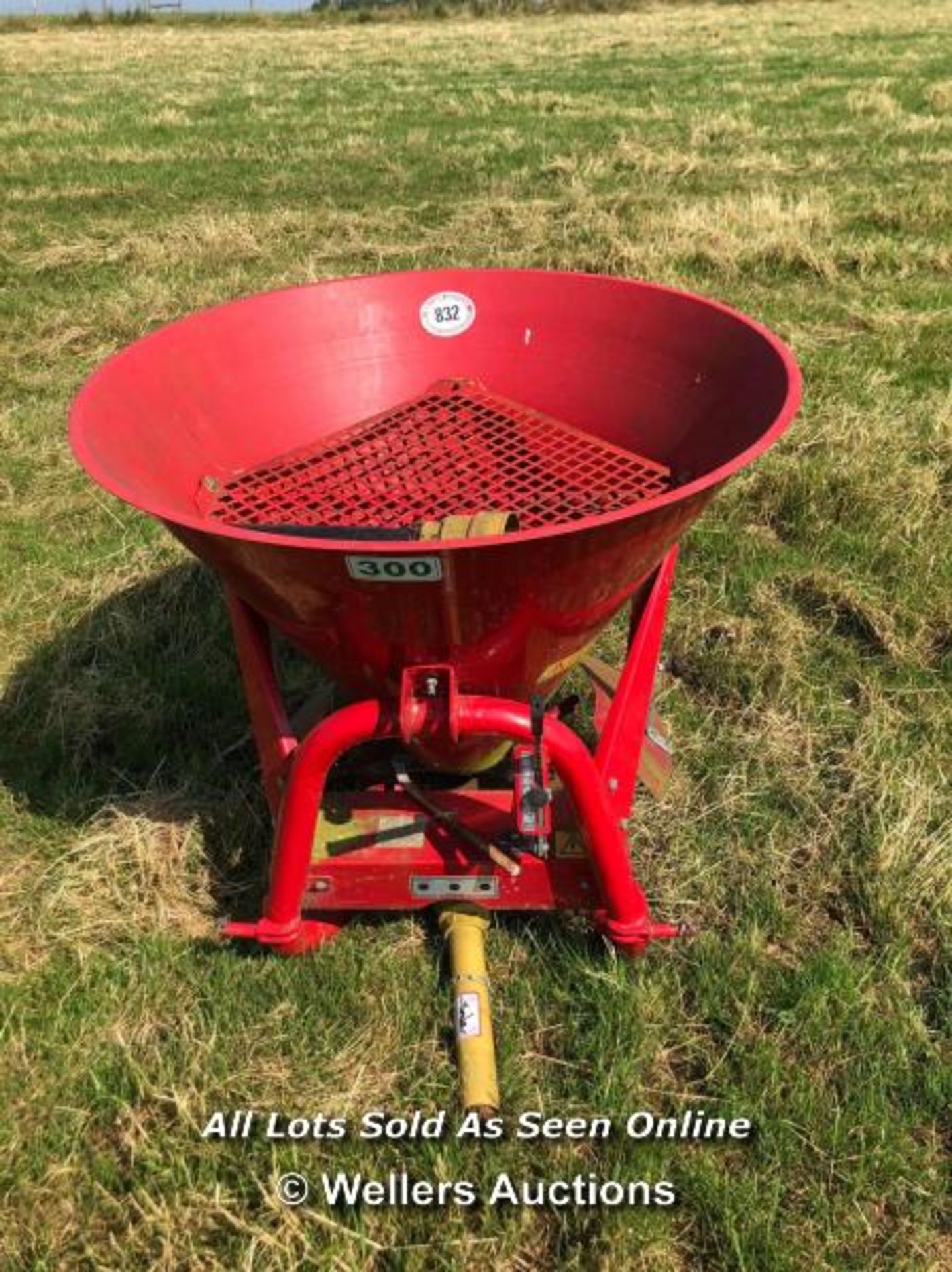 COMPACT FERTILISER SPREADER