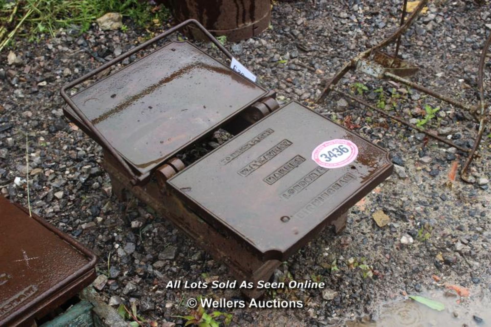 *VINTAGE AVERY PLATFORM WEIGHING SCALES