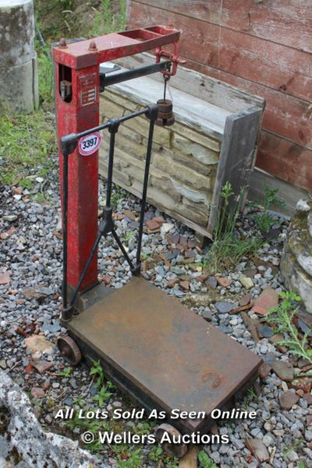 *AVERY VINTAGE PLATFORM WEIGHING SCALES