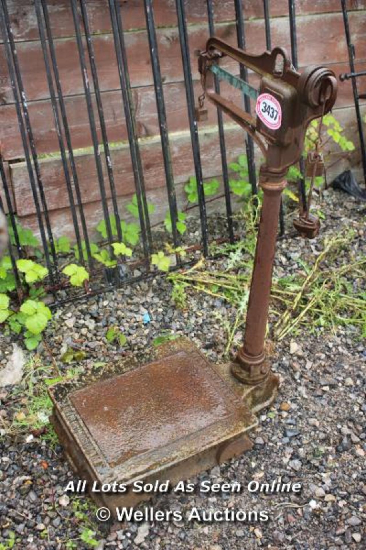 *VINTAGE AVERY PLATFORM WEIGHING SCALES