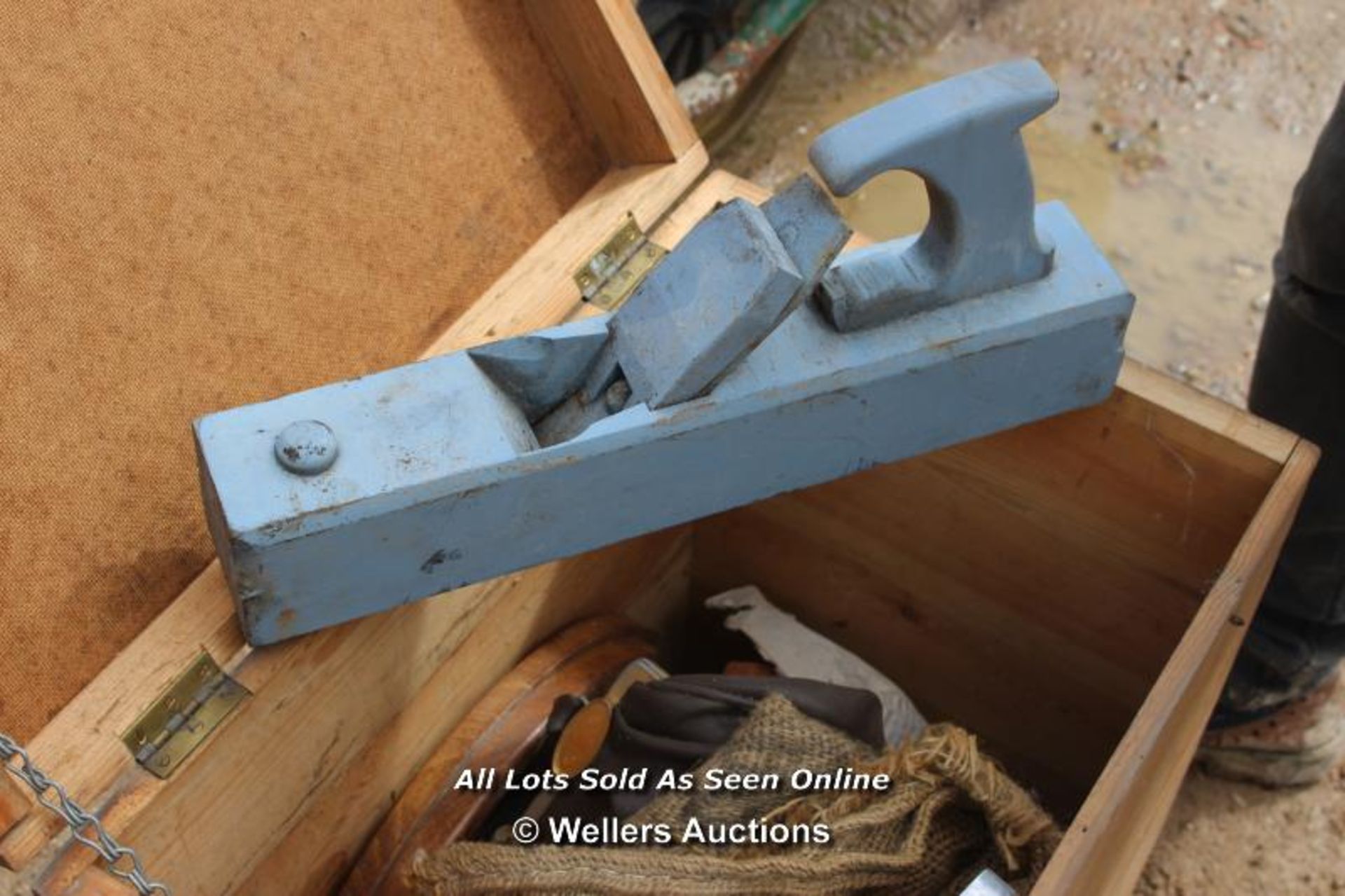 *WOODEN CRATE AND ITS CONTENTS INCLUDING VINTAGE PLANER - Image 3 of 3