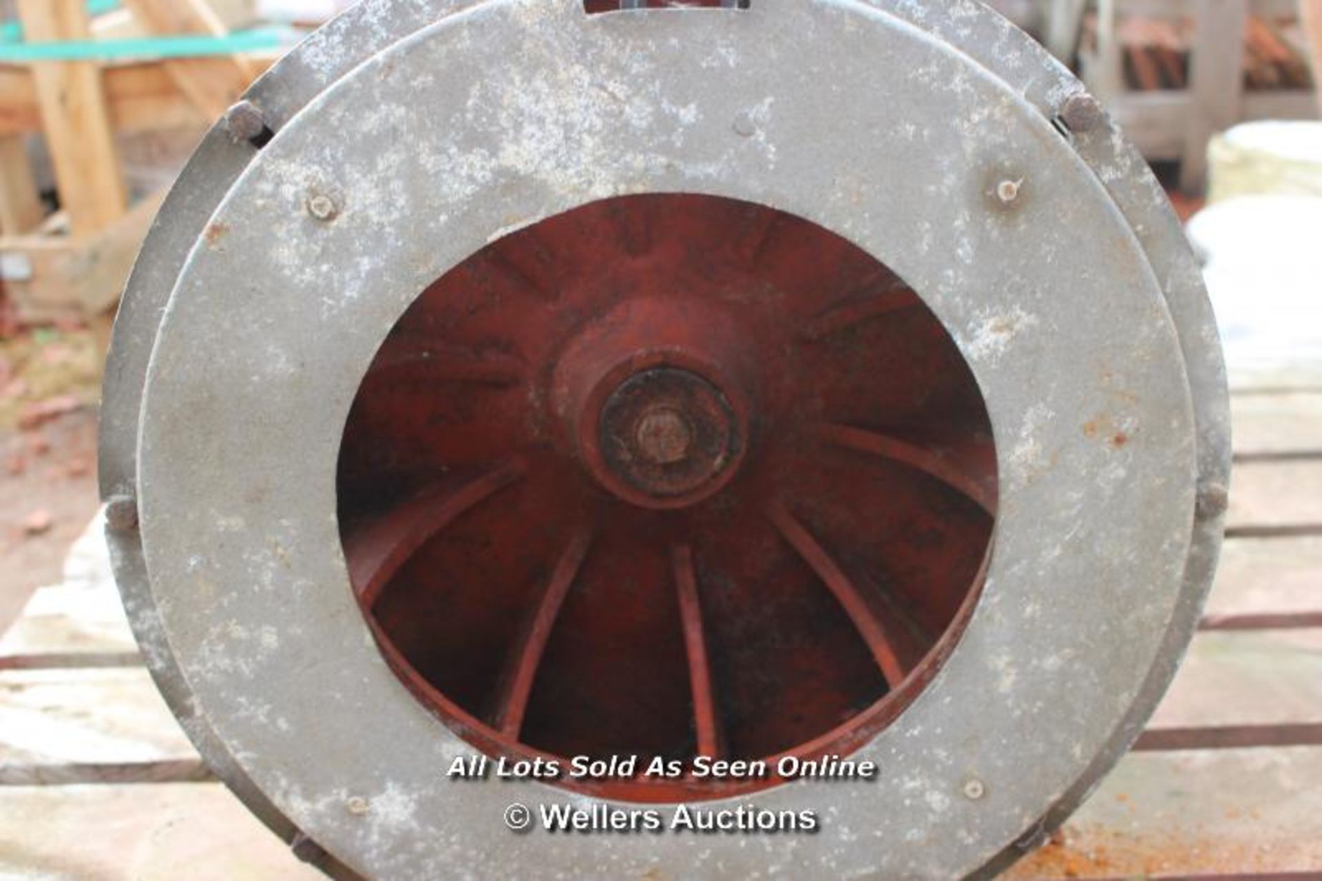 *ORIGINAL WORLD WAR II AIR RAID SIREN FROM SEVENOAKS - Image 2 of 4