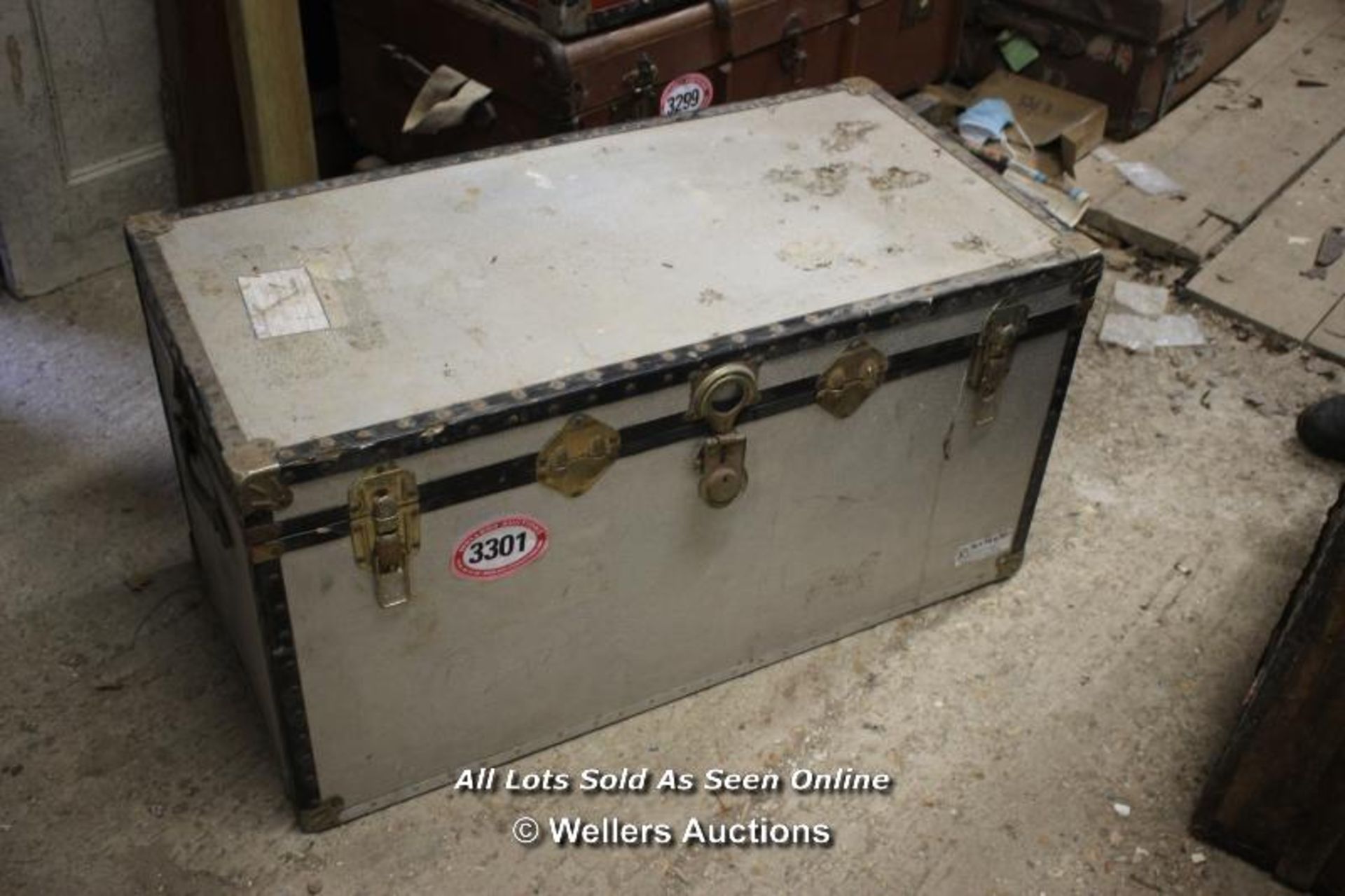 *LARGE VINTAGE FLIGHT CASE, 97.5CM X 50CM X 50CM