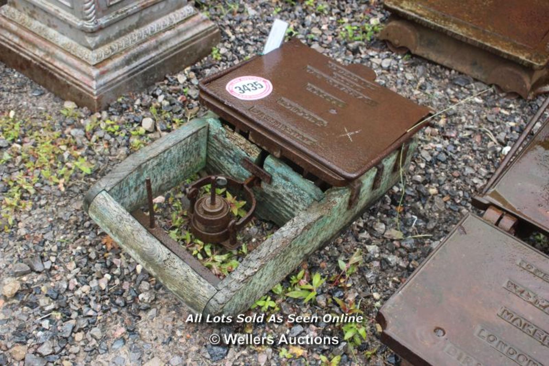 *VINTAGE AVERY PLATFORM WEIGHING SCALES