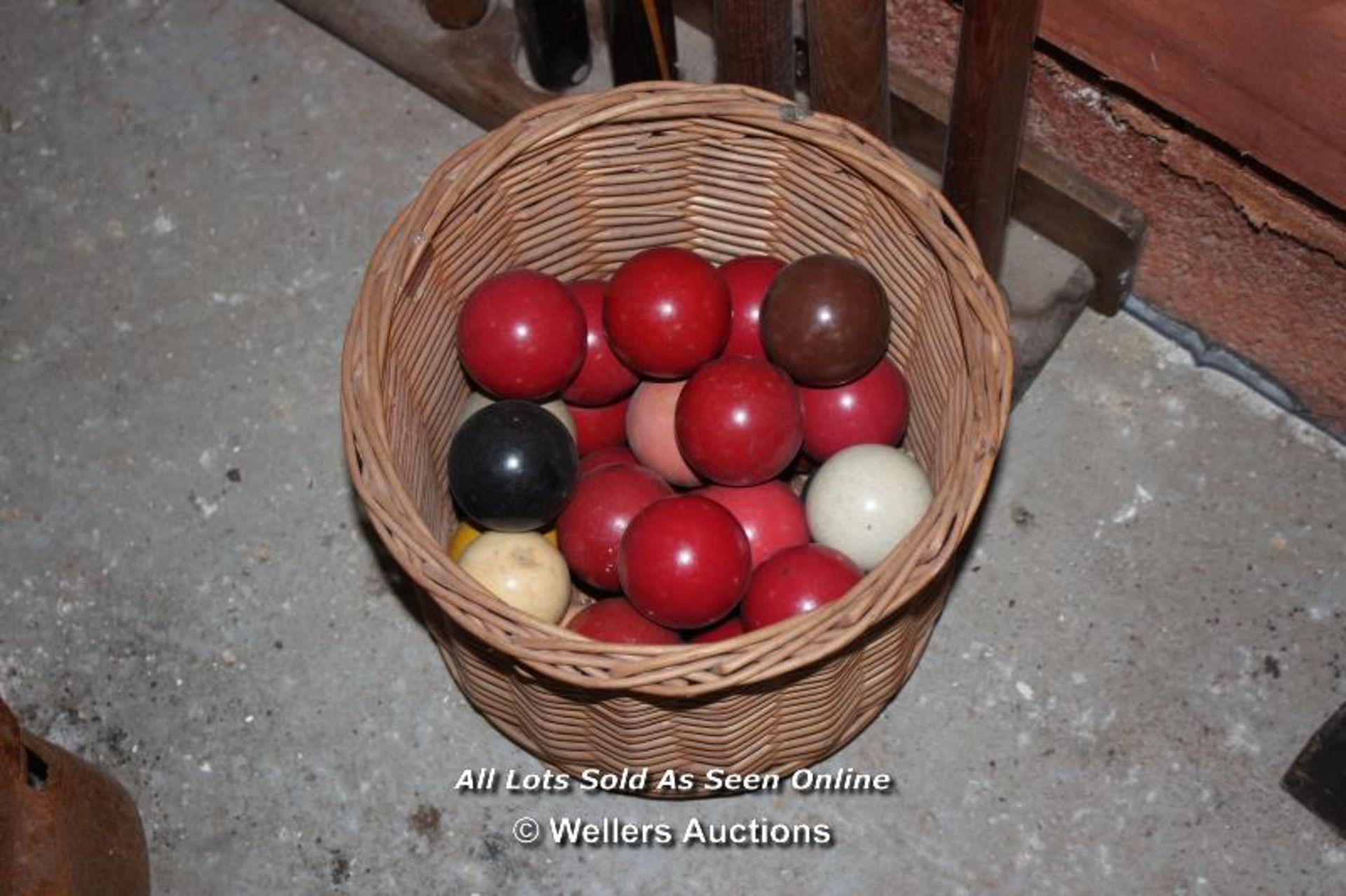 *TEN VARIOUS SNOOKER CUES, A TRIANGLE AND TWO SCOREBOARDS TOGETHER WITH A BASKET OF SNOOKER BALLS - Image 3 of 5