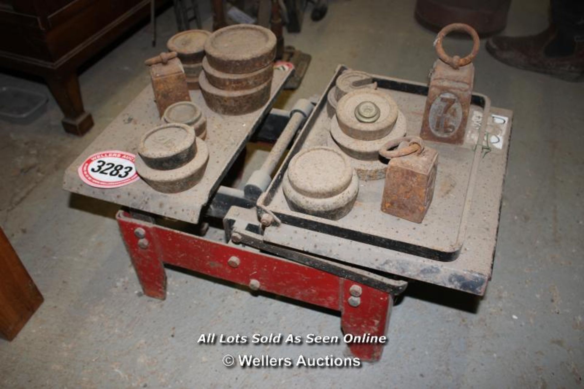 *SET OF HEAVY DUTY SCALES WITH A LARGE QUANTITY OF WEIGHTS