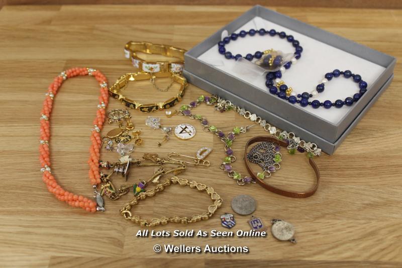 ASSORTED COSTUME JEWELLERY INCLUDING BRACELETS, NECKLACES, EARRINGS