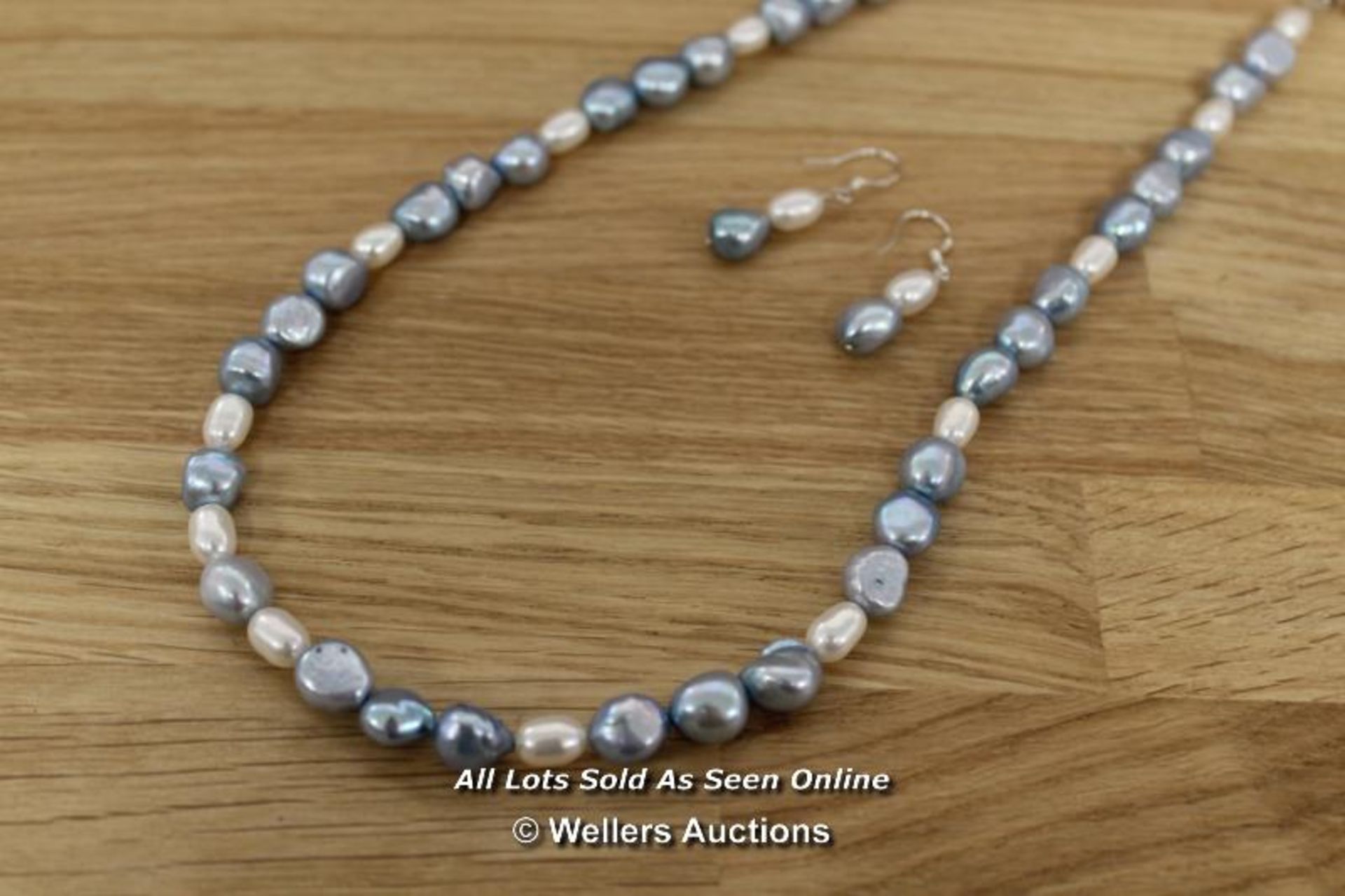 COLOURED FRESH WATER PEARL NECKLACE AND MATCHING EARRINGS, FRESH WATER PEARL NECKLACE. - Image 2 of 5