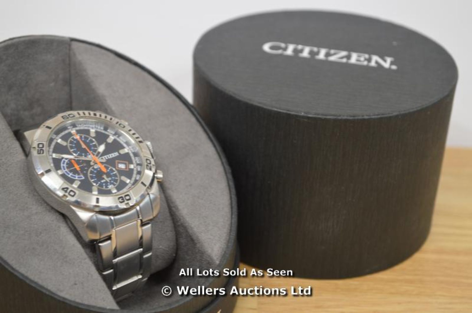 *GENTS CITIZEN CHRONORAPH, QUARTZ MOVEMENT, BLUE TEXTURED BATTON DIAL WITH ORANGE ACCENTS AND DATE - Image 5 of 5