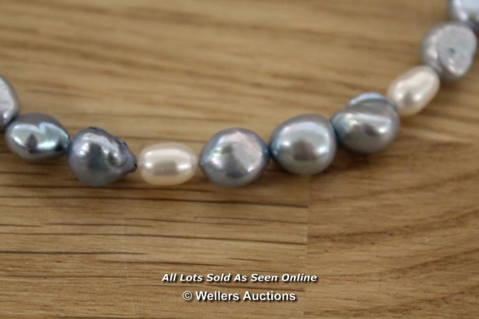 COLOURED FRESH WATER PEARL NECKLACE AND MATCHING EARRINGS, FRESH WATER PEARL NECKLACE. - Image 3 of 5