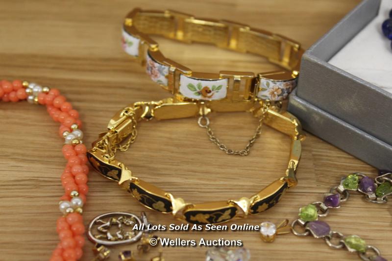 ASSORTED COSTUME JEWELLERY INCLUDING BRACELETS, NECKLACES, EARRINGS - Image 3 of 5