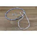 COLOURED FRESH WATER PEARL NECKLACE AND MATCHING EARRINGS, FRESH WATER PEARL NECKLACE.