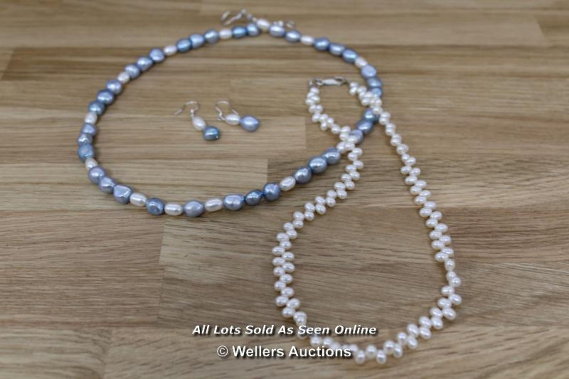 COLOURED FRESH WATER PEARL NECKLACE AND MATCHING EARRINGS, FRESH WATER PEARL NECKLACE.