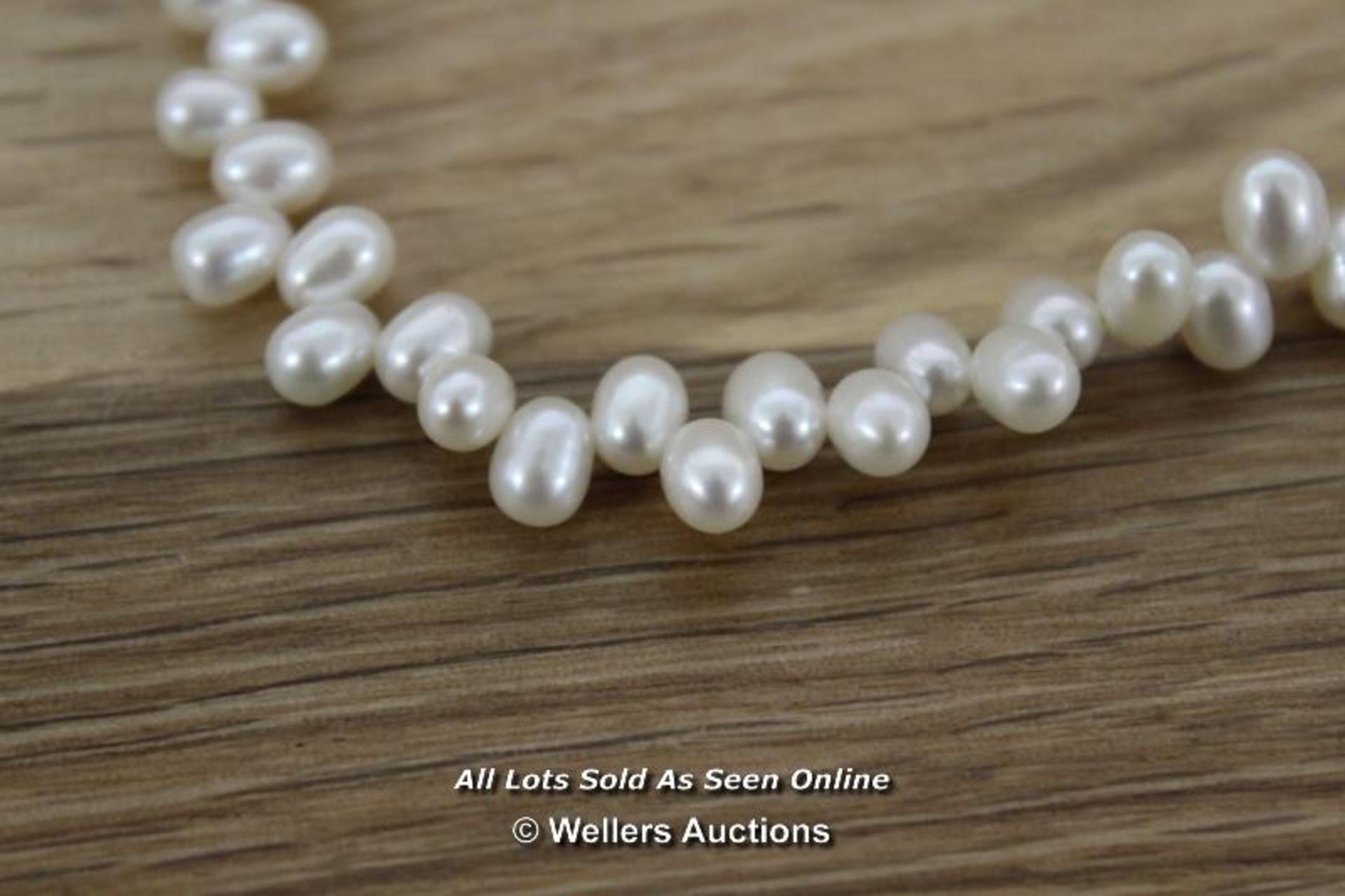 COLOURED FRESH WATER PEARL NECKLACE AND MATCHING EARRINGS, FRESH WATER PEARL NECKLACE. - Image 5 of 5