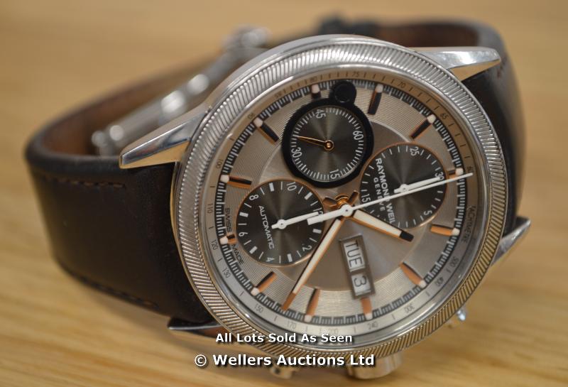 *GENTS RAYMOND WEIL FREELANCER, AUTOMATIC DAY DATE CHRONOGRAPH WITH SILVER DIAL IN GOLD ACCENTS,