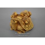*VINTAGE CARVED TURTLE WITH FROGS NETSUKE / 4CM HIGH [LQD215]