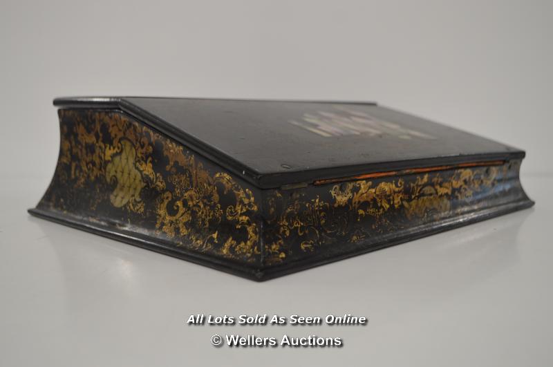 *VICTORIAN WRITING SLOPE IN PAPIER MACHE AND MOTHER OF PEARL / 34 X 29 X 10CM [LQD214] - Image 2 of 7