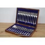 *MAHOGANY CASED SET OF 12 PLACE SETTING FISH CUTLERY [LQD215]