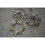 *THREE 15CT & 9CT VICTORIAN / EDWARDIAN AMETHYST & PEARL PENDANTS / BROOCHES [LQD215]