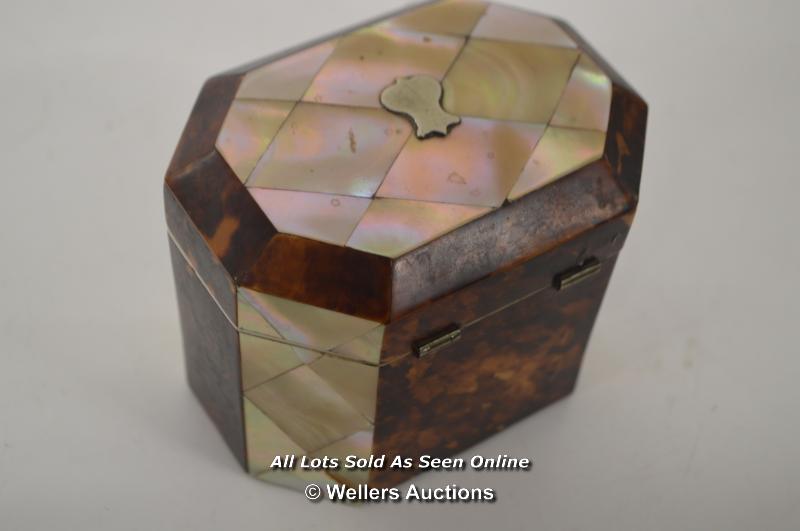 *VERY PRETTY ORIGINAL ANTIQUE FAUX TORTOISESHELL AND MOTHER OF PEARL TEA CADDY / 9.5CM HIGH, WITHOUT - Image 4 of 4