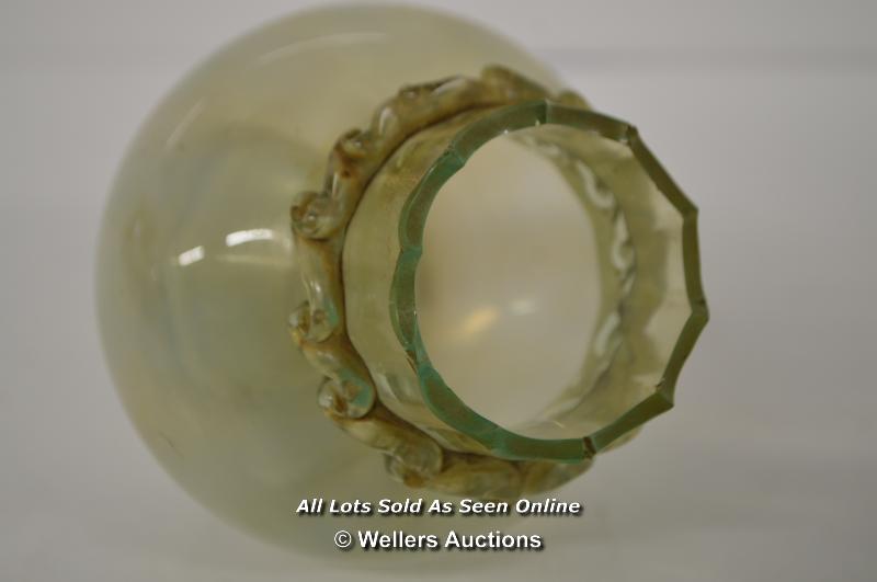 *SMALL 19TH CENTURY IRIDESCENT URANIUM GREEN GLASS VASE [LQD214] - Image 2 of 3