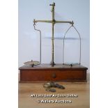 *TRAVELLING BRASS APOTHECARY SCALES & WEIGHTS IN MAHOGANY BOX [LQD215]