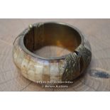 *JEWELLERY PANELLED BOVINE BONE BRASS HINGED BANGLE BRACELET 6CM DIAMETER [LQD215]