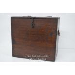 *RUSTIC WOODEN MAHOGANY STORAGE BOX WITH METAL STRAP / 46 X 42 X 25CM [LQD215]