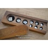 *MAHOGANY BOXED SET OF BALANCE SCALE WEIGHTS [LQD215]