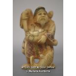 *JAPANESE CARVED NETSUKE FISHERMAN / 5CM HIGH [LQD215]