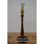 *OLD MAHOGANY TABLE LAMP, VINTAGE TURNED SOLID WOOD LIGHT / IN WORKING ORDER WITH MODERN BULB [