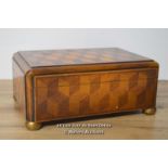 *MAHOGANY BOX INLAID WITH CUBE DESIGN OF BURR AND SATINWOOD ON BUN FEET / 33 X 14 X 24CM [LQD215]