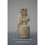 *JAPANESE NETSUKE / JAPANESE NETSUKE DEPICTING A DRUMMER, 5CM HIGH [LQD215]