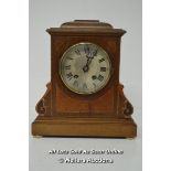 *CIRCA 1900. MAHOGANY MANTLE CLOCK WITH PRETTY BOXWOOD INLAY / WITHOUT KEY [LQD215]