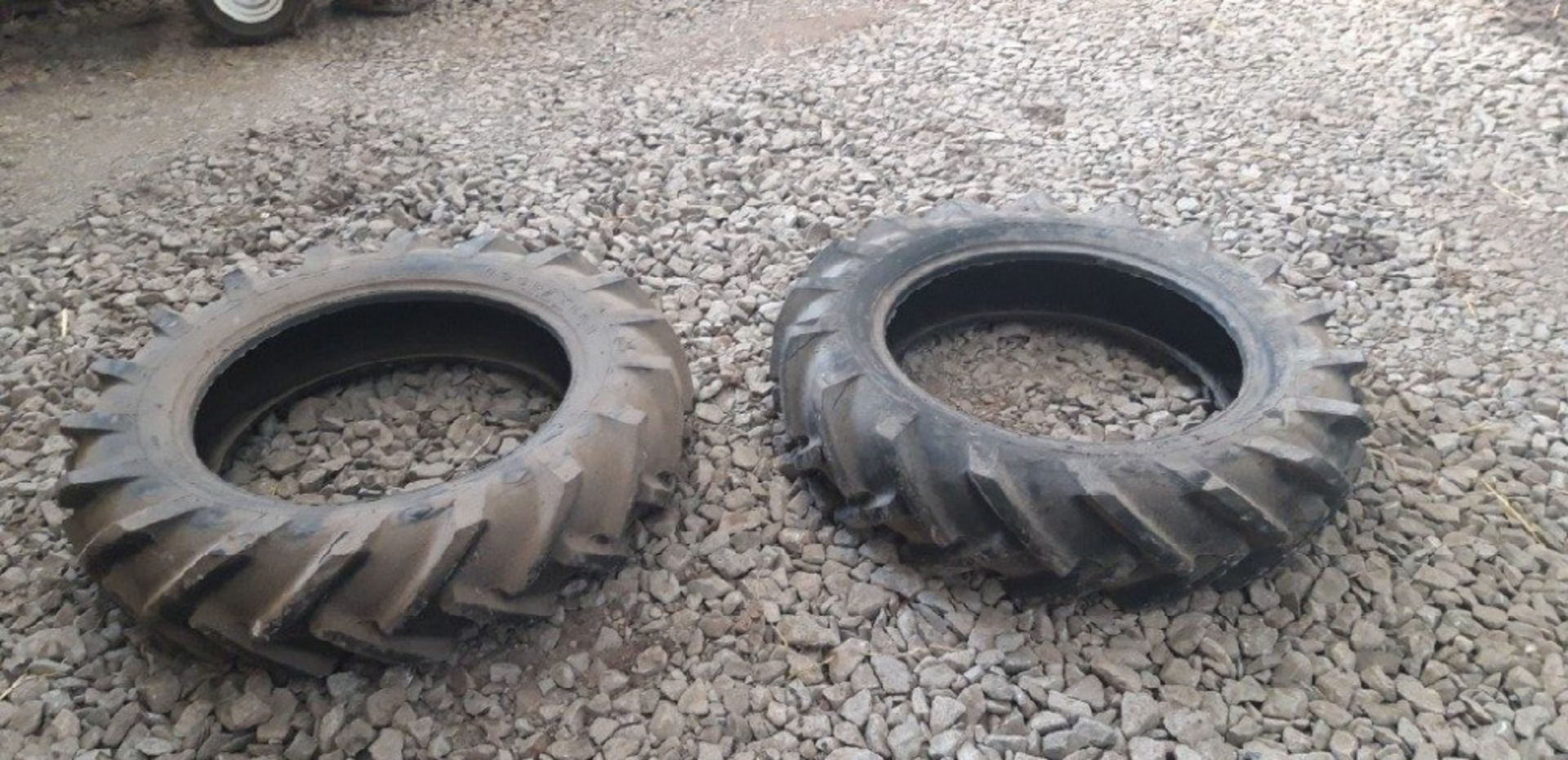 GOOD YEAR 2x 9.5 L R 24 TYRES