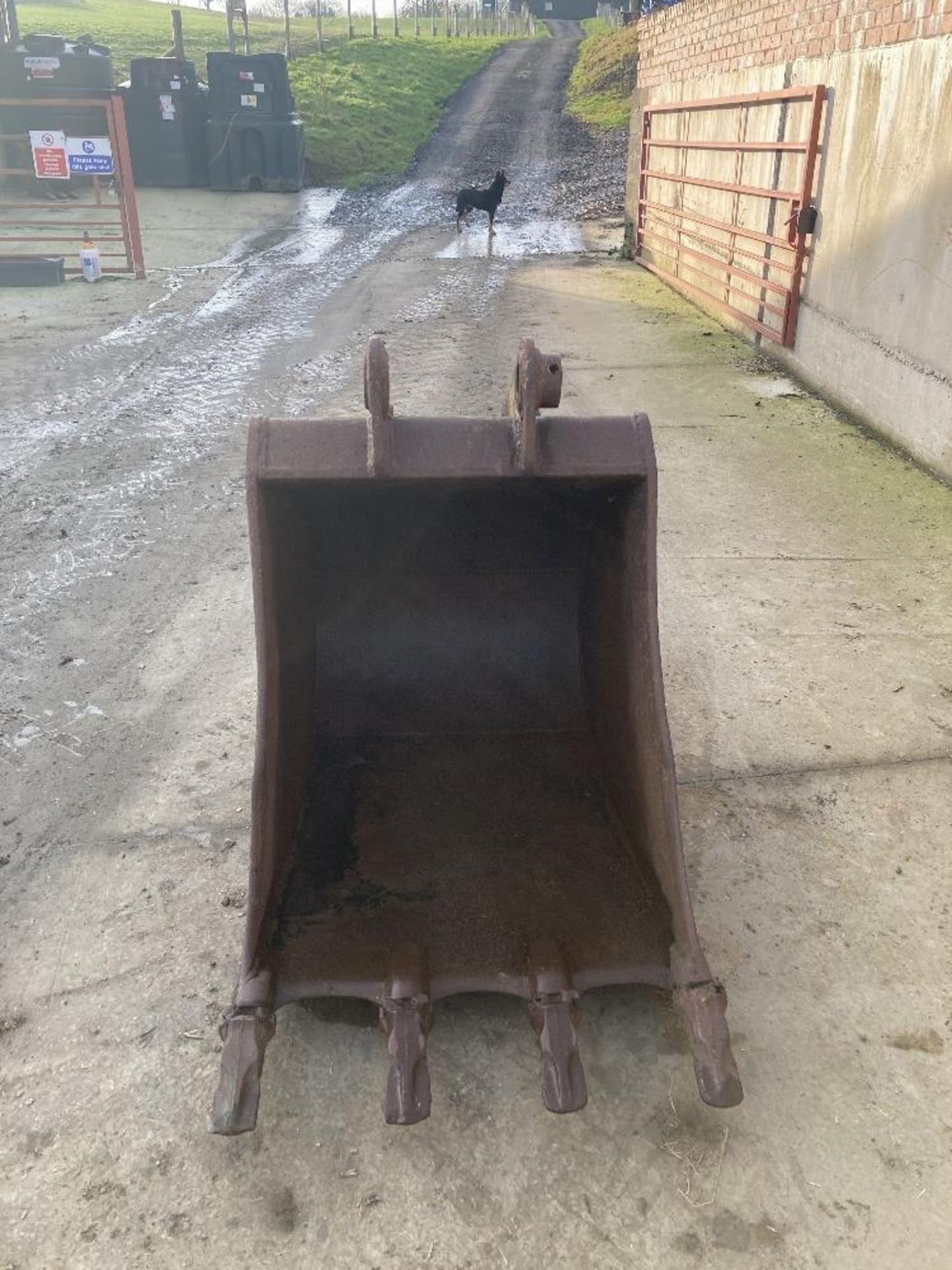 DIGGER BUCKET TO FIT 13/14 TON MACHINE 6