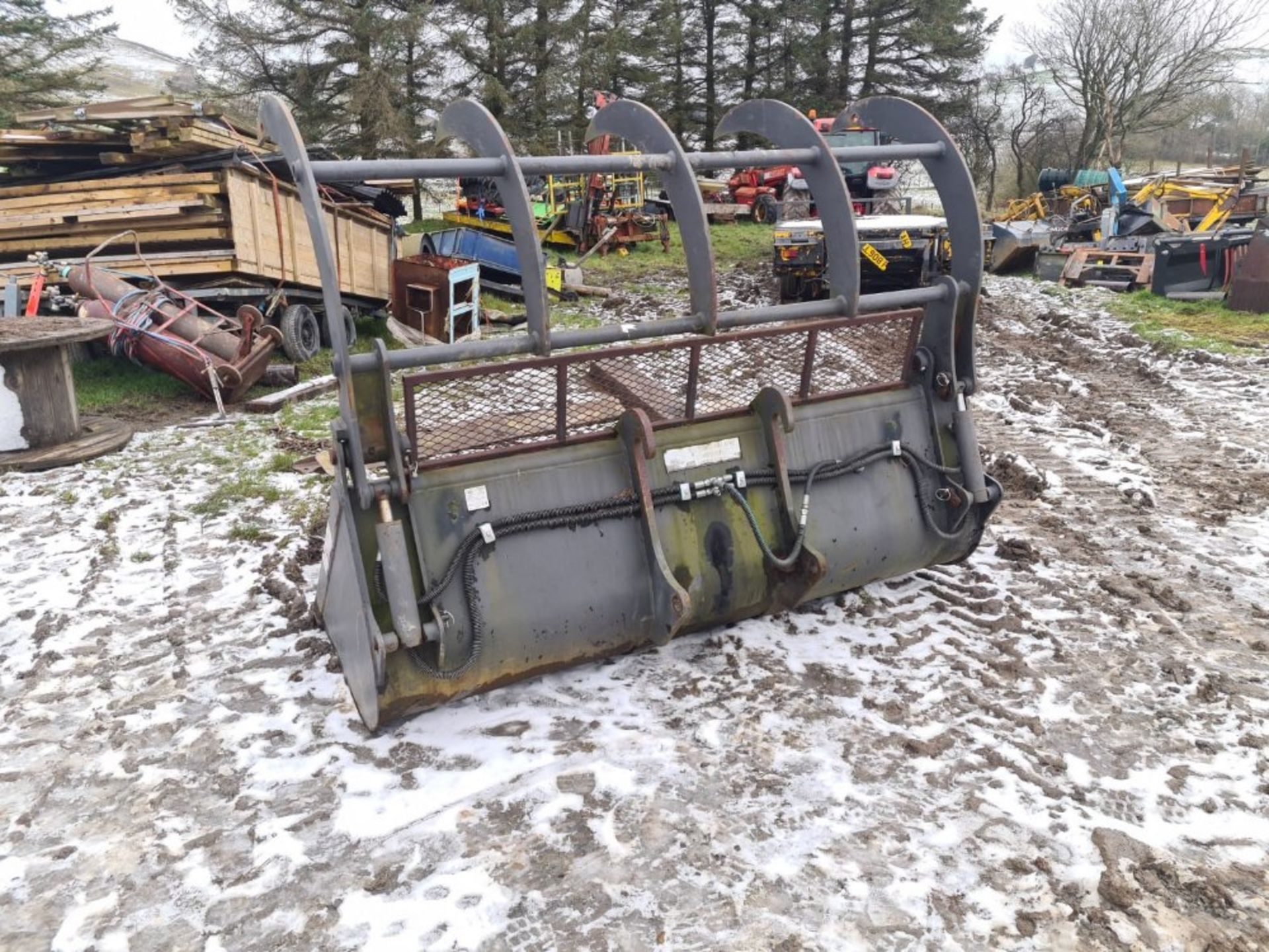 8FT BUCKET GRAB ON JCB BRACKETS - Image 3 of 4