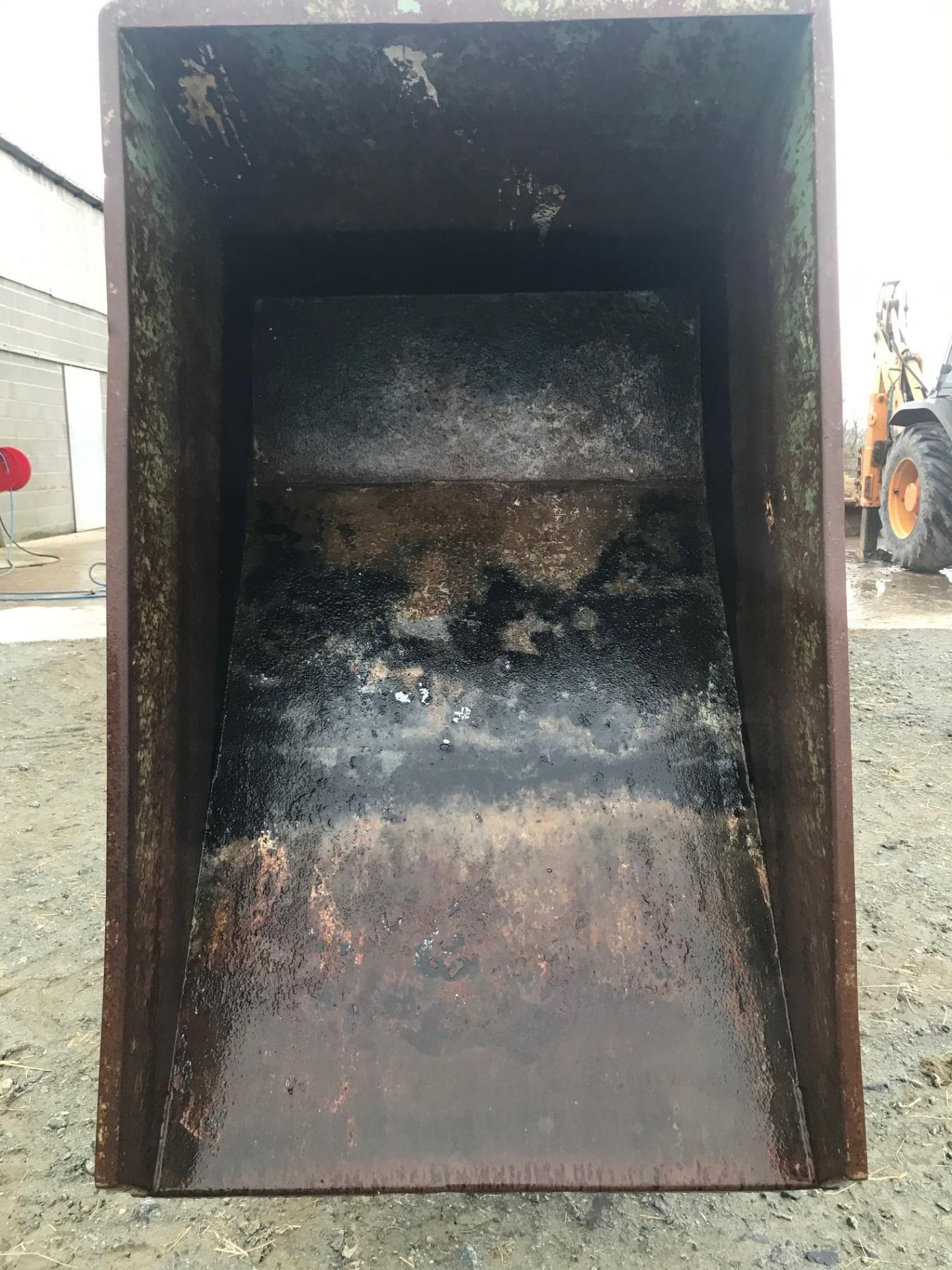 FORKLIFT SKIP IN GOOD CONDITION - Image 3 of 3