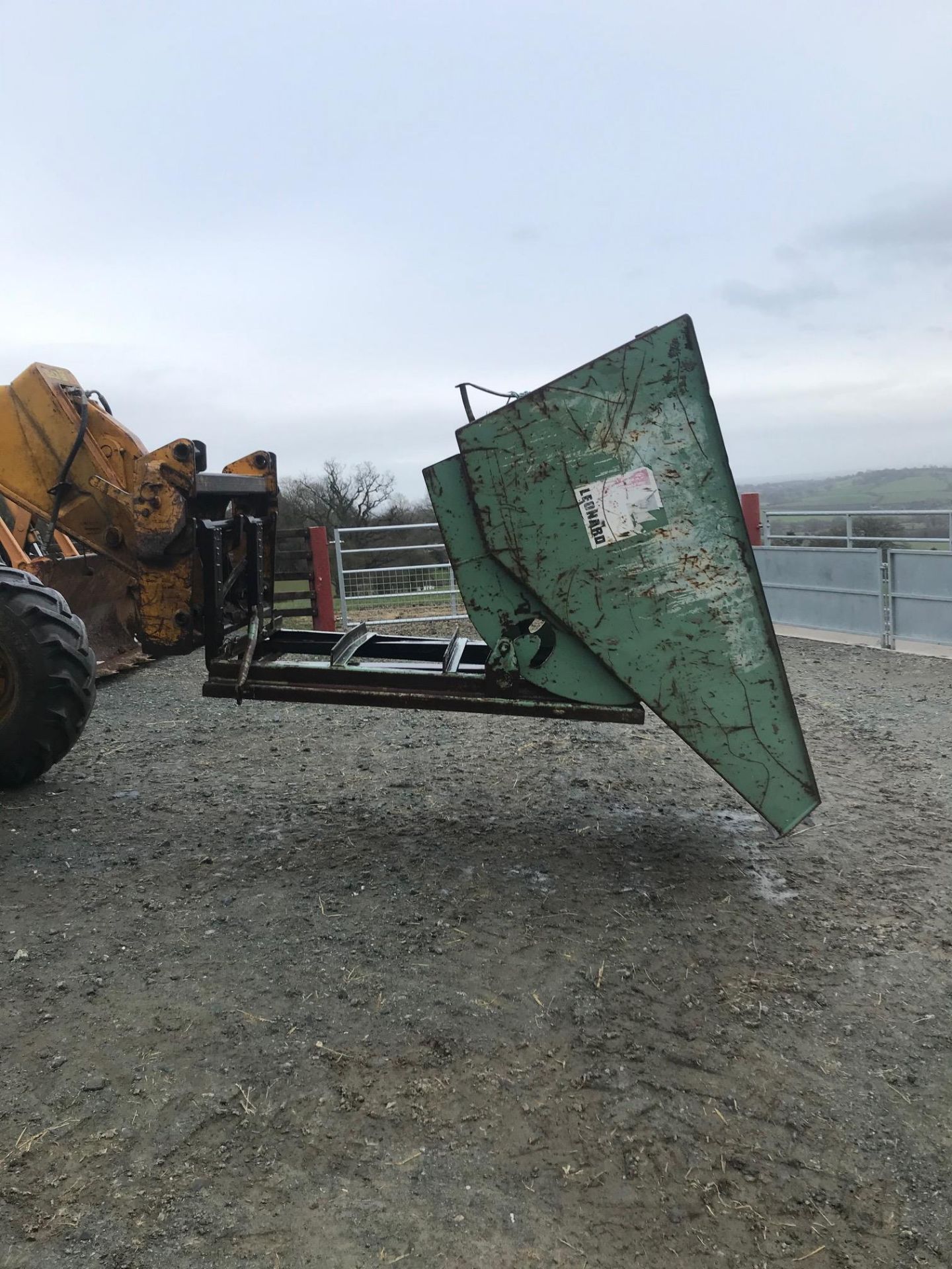 FORKLIFT SKIP IN GOOD CONDITION