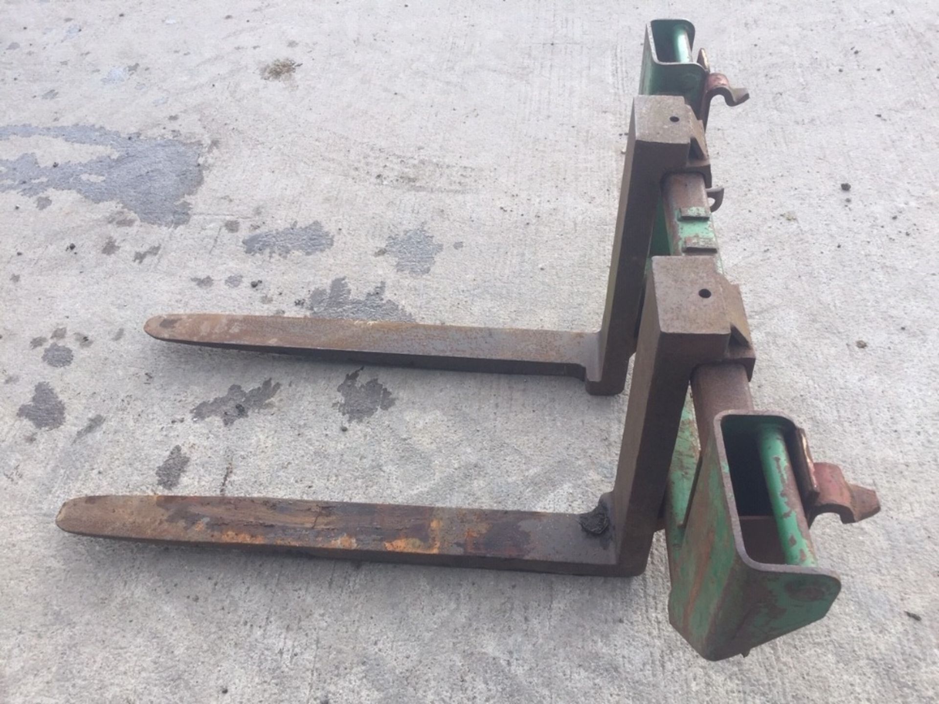 LOADER PALLET FORKS WITH QUICKIE BRACKET