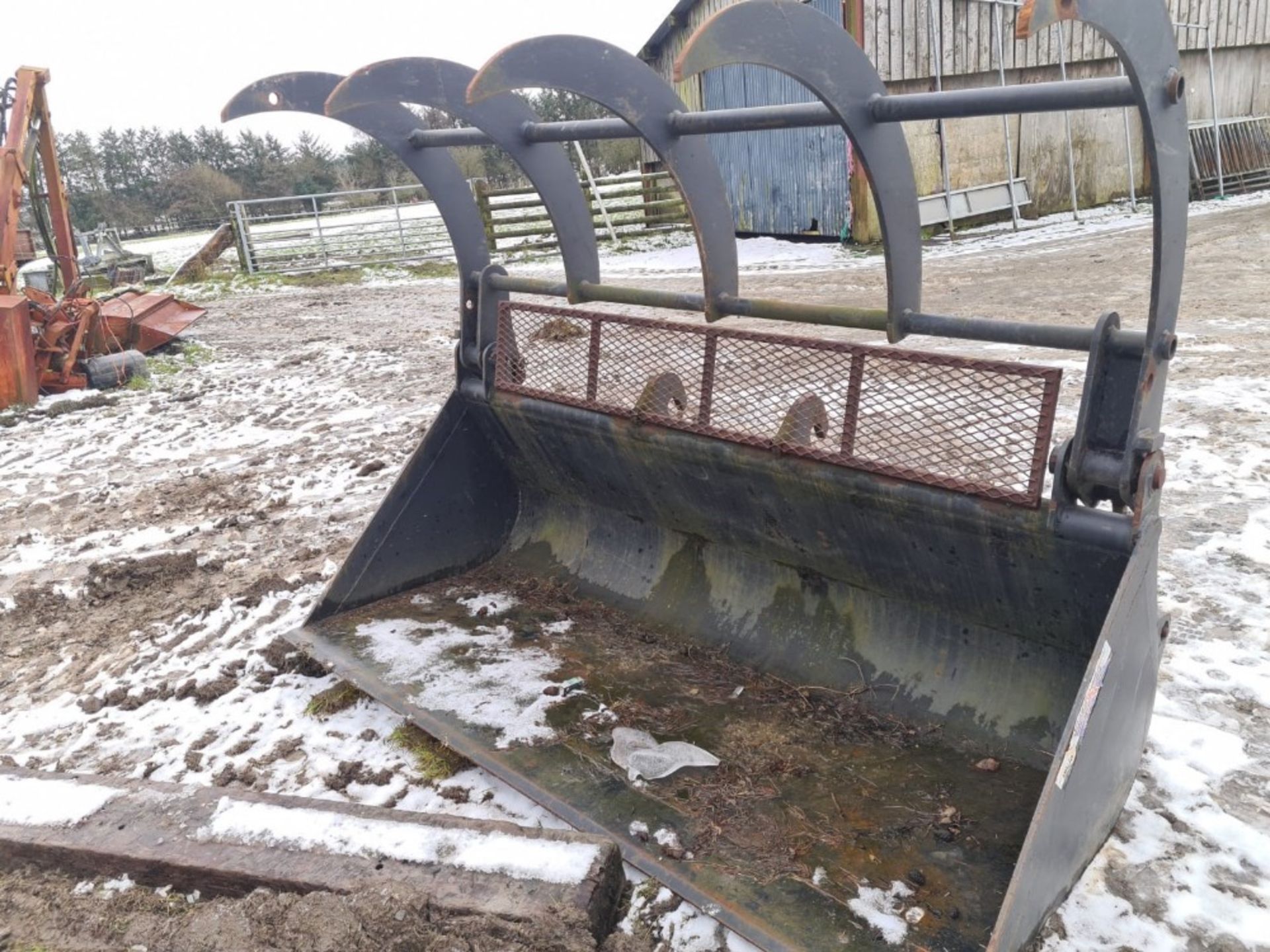 8FT BUCKET GRAB ON JCB BRACKETS