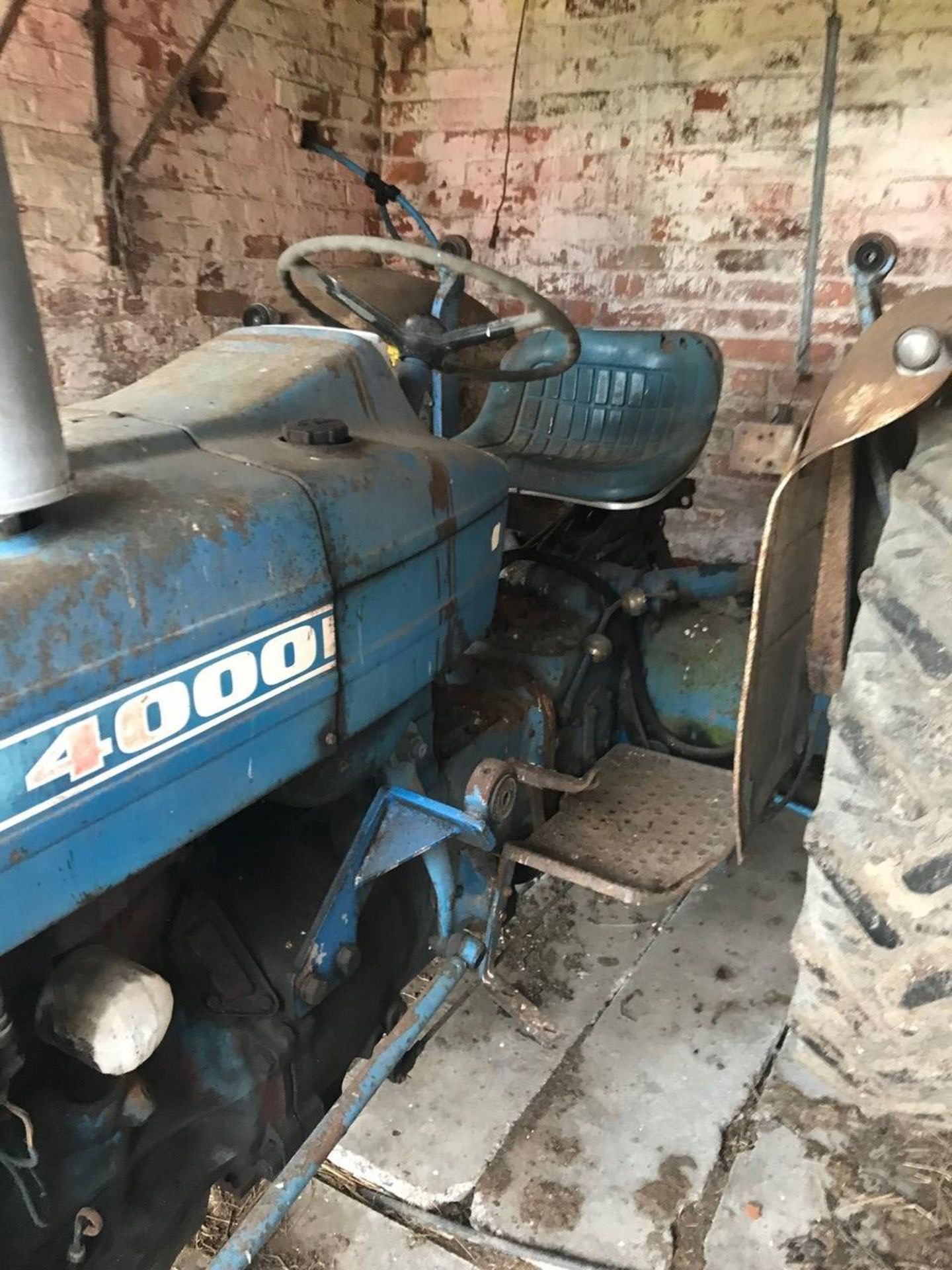 FORD 4000 TRACTOR - SOLD AS SEEN - Image 2 of 8