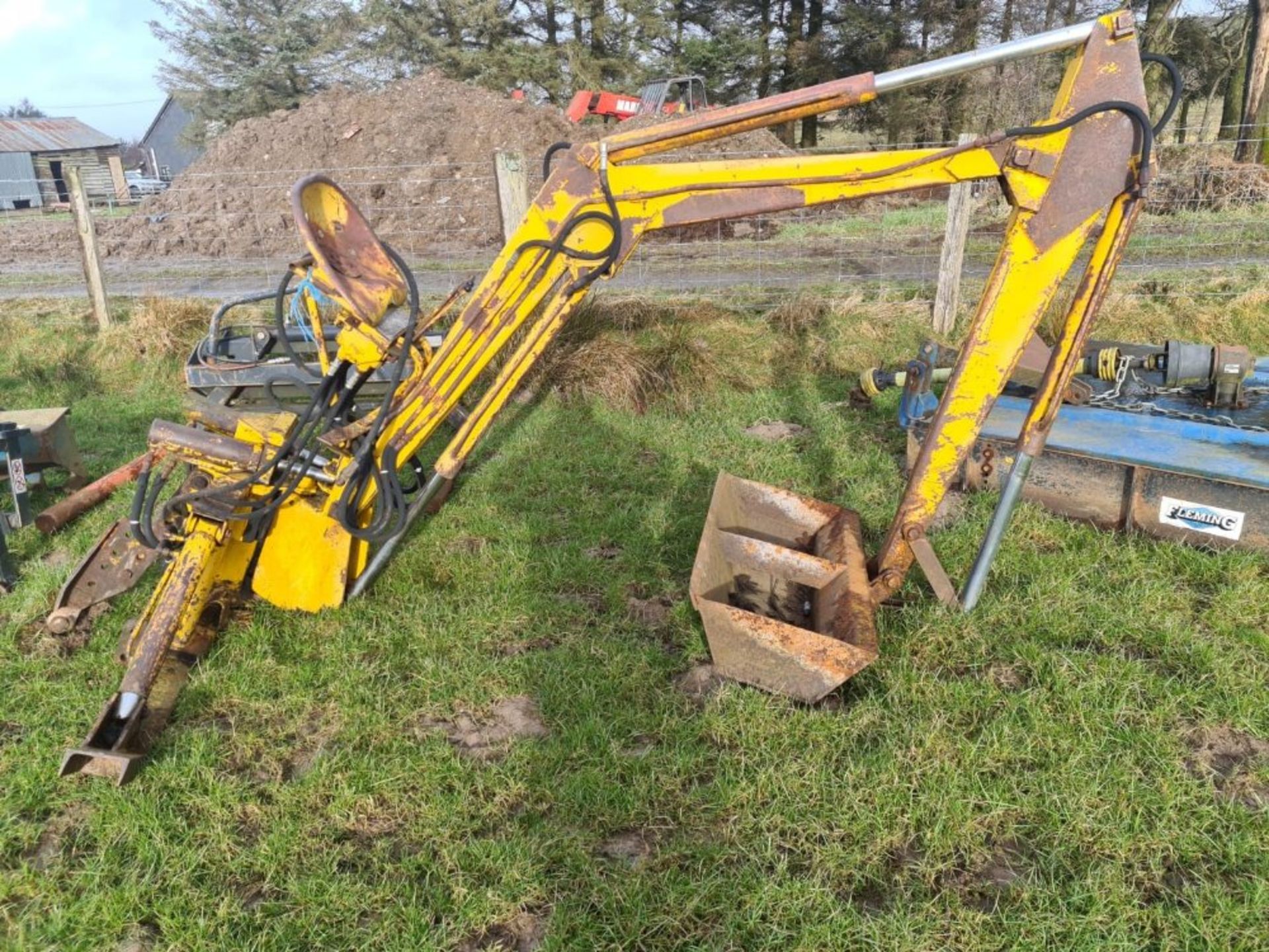 3 PT LINKAGE REAR DIGGER WITH 2 BUCKETS