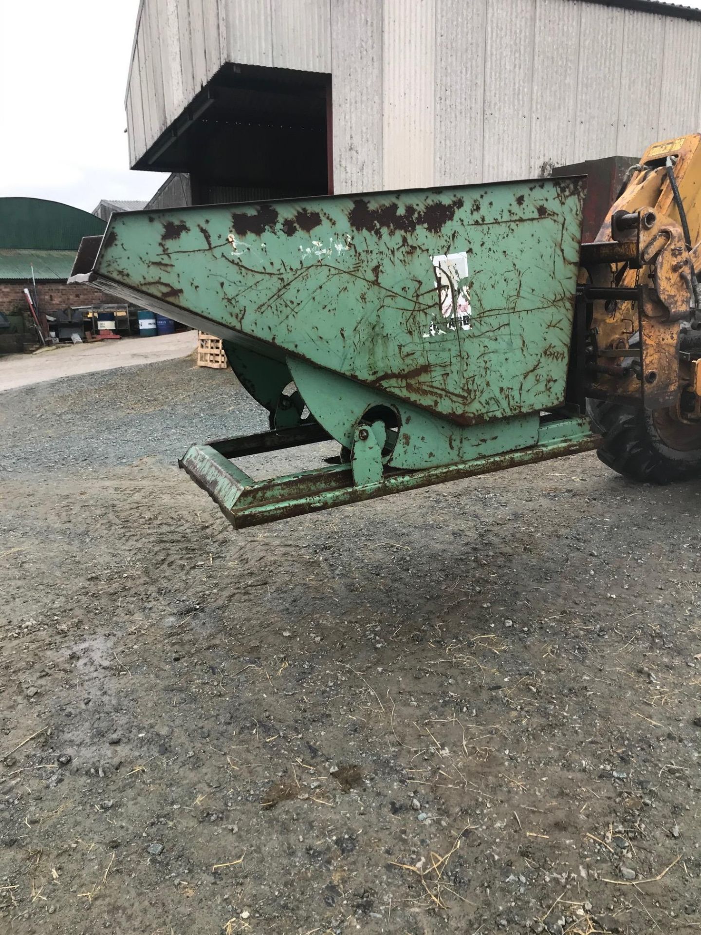 FORKLIFT SKIP IN GOOD CONDITION - Image 2 of 3