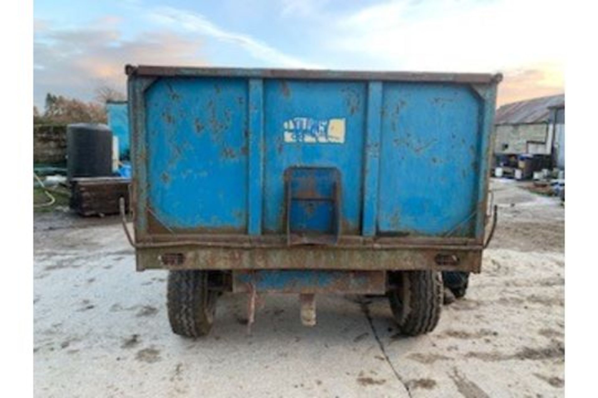 990 COLLINS 8 TON TWIN AXLE GRAIN TRAILER. WITH SET OF SILAGE SIDES - Image 2 of 5
